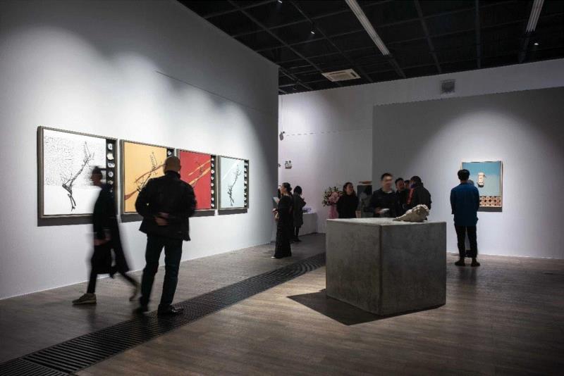 开幕现场,【现场速递】张琪凯个展-不确定的岁月 | 芳草地画廊798,张琪凯,芳草地画廊,金美怜,黄笃,芳草地,策展人,女士,媒体,Exhibition,金美