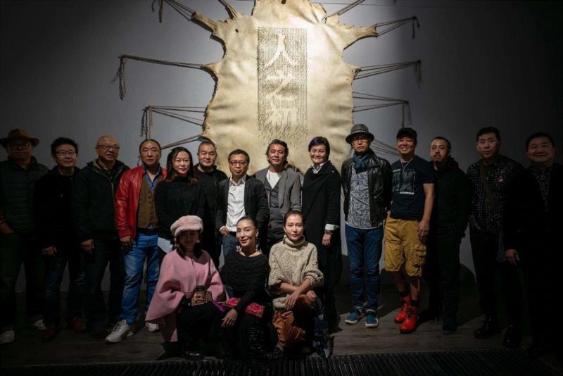 现场嘉宾合影,【现场速递】张琪凯个展-不确定的岁月 | 芳草地画廊798,张琪凯,芳草地画廊,金美怜,黄笃,芳草地,策展人,女士,媒体,Exhibition,金美
