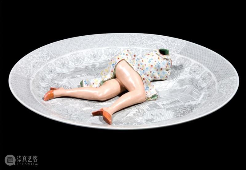 刘建华早期作品“旗袍”系列。图：刘建华，“嬉戏”，2001-2003,《三联生活周刊》专访刘建华：传统陶瓷的当代语法