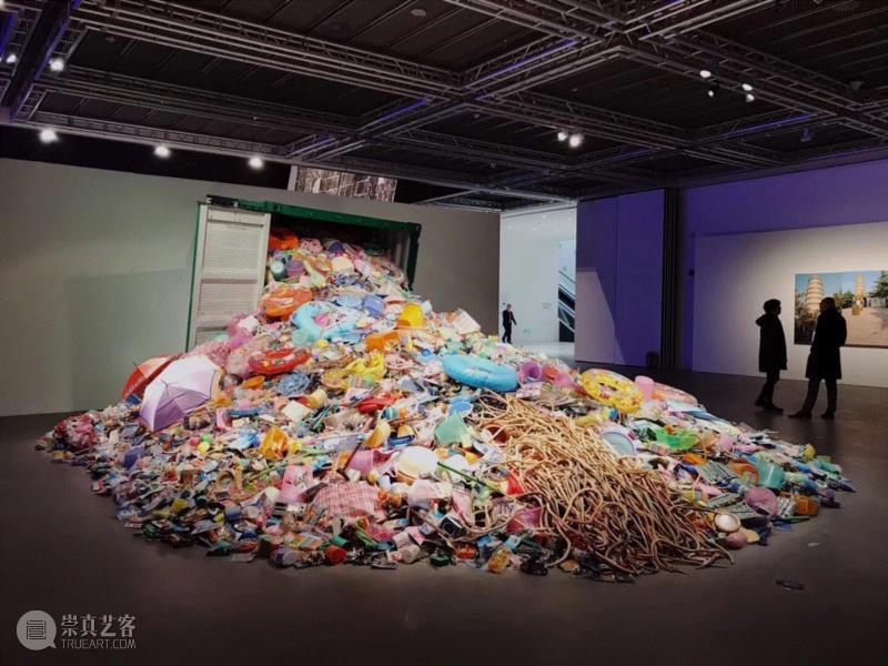 2017年，刘建华的作品“义乌调查”（2006）参展嘉德艺术中心大型群展“地标——测绘中国当代艺术“,《三联生活周刊》专访刘建华：传统陶瓷的当代语法