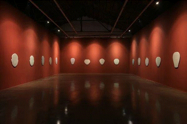 2008年“无题”是他开始这个阶段后的第一次个展。图：2008年北京公社个展“无题”展览现场,《三联生活周刊》专访刘建华：传统陶瓷的当代语法