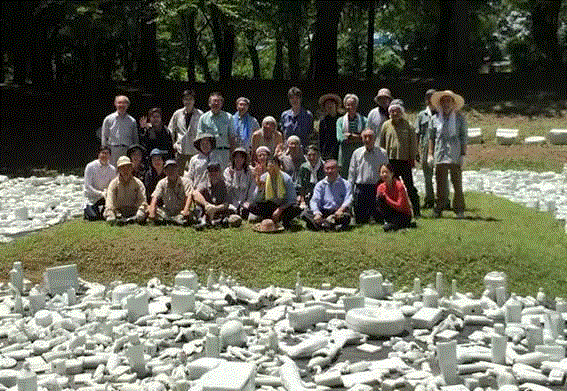 刘建华2015年受邀参展越后妻有艺术祭，与当地的居民共同完成了作品的布展过程，许多年过花甲的老人也自