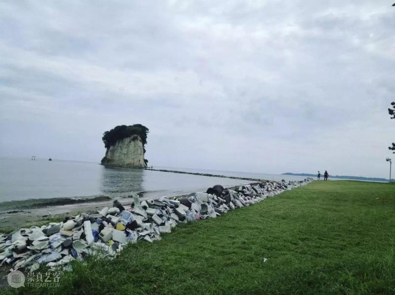 2017年，首届“奥能登国际艺术祭”参展作品“飘移的风景”被艺术家安置在见附岛的海岸线上，来自不同地