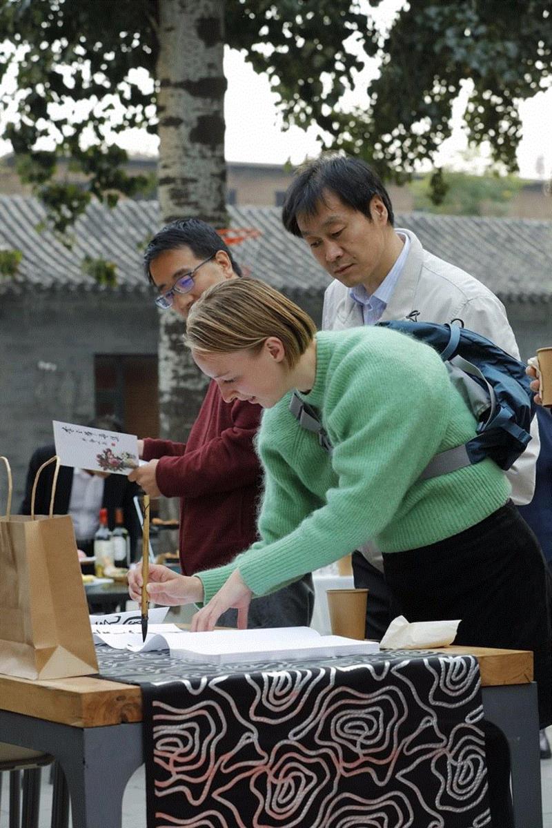 签到花絮: 瑞士姐妹使用中国毛笔签到&nbsp;,［故土·乡愁］章金生作品展在艺术粮仓隆重开幕 | 亚洲艺术·现场,章金生,粮仓,故土,乡愁,亚洲,女士,杨力舟,富春山居图,October,中国美术馆