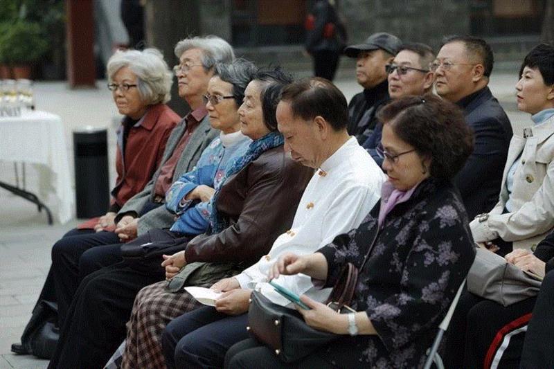 嘉宾及艺术家章金生先生静听策展人致辞,［故土·乡愁］章金生作品展在艺术粮仓隆重开幕 | 亚洲艺术·现场,章金生,粮仓,故土,乡愁,亚洲,女士,杨力舟,富春山居图,October,中国美术馆
