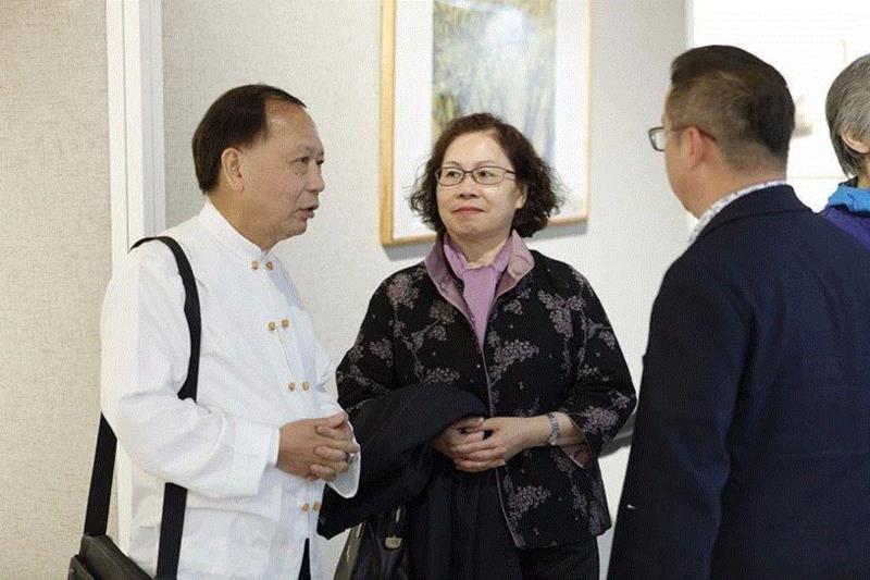 艺术家章金生先生与嘉宾交流画作,［故土·乡愁］章金生作品展在艺术粮仓隆重开幕 | 亚洲艺术·现场,章金生,粮仓,故土,乡愁,亚洲,女士,杨力舟,富春山居图,October,中国美术馆