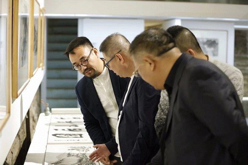 嘉宾现场观展,［故土·乡愁］章金生作品展在艺术粮仓隆重开幕 | 亚洲艺术·现场,章金生,粮仓,故土,乡愁,亚洲,女士,杨力舟,富春山居图,October,中国美术馆