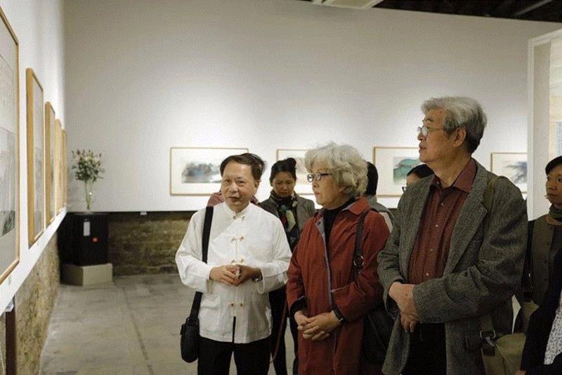 艺术家章金生先生与杨力舟夫妇,［故土·乡愁］章金生作品展在艺术粮仓隆重开幕 | 亚洲艺术·现场,章金生,粮仓,故土,乡愁,亚洲,女士,杨力舟,富春山居图,October,中国美术馆