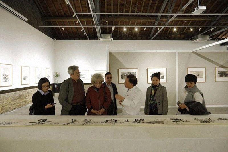 艺术家章金生先生为嘉宾讲解作画,［故土·乡愁］章金生作品展在艺术粮仓隆重开幕 | 亚洲艺术·现场,章金生,粮仓,故土,乡愁,亚洲,女士,杨力舟,富春山居图,October,中国美术馆