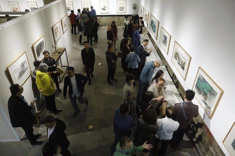 现场观展嘉宾场景图,［故土·乡愁］章金生作品展在艺术粮仓隆重开幕 | 亚洲艺术·现场,章金生,粮仓,故土,乡愁,亚洲,女士,杨力舟,富春山居图,October,中国美术馆