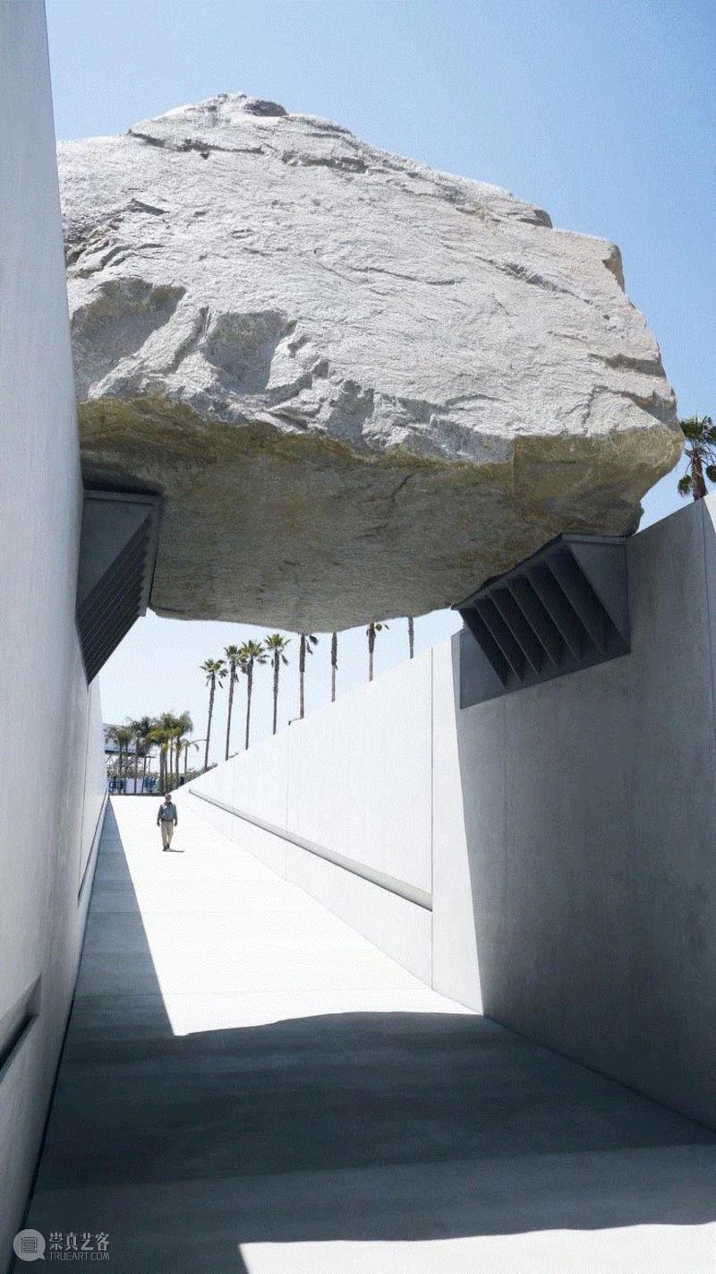 Michael Heizer, Levitated Mass, 2012, 340-ton