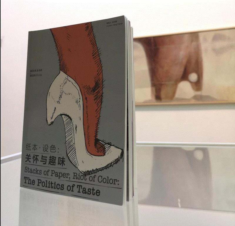展览导览册在前台可购买，凭门票享10元优惠价（单独购买18元）。,策展文章 | 纸本·设色：关怀与趣味,纸本,设色,美术馆,唯美主义,美学,现代性,形式感,姿态,焦点,议题