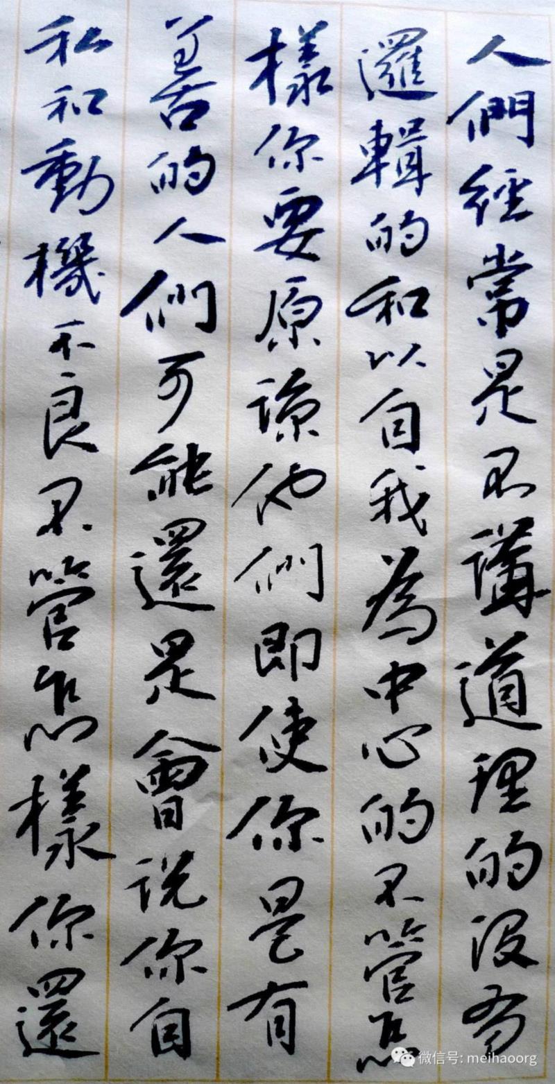 一个18岁的姑娘，自己都居无定所，而她每天做的事，就是推着小车在垃圾堆里、水沟里、教堂门口、公共建筑
