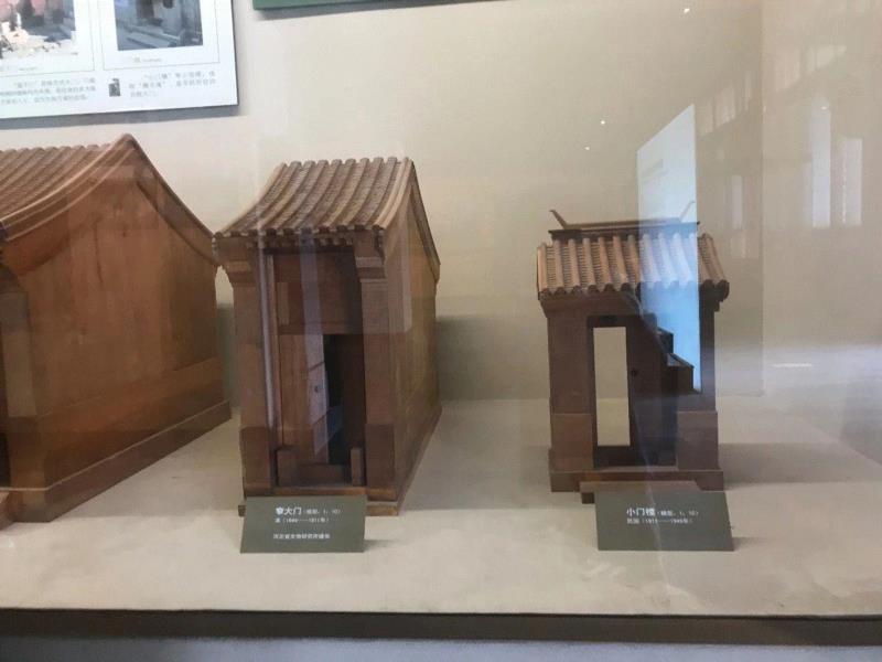 北京古代建筑博物馆的四合院大门模型 左侧为仰合瓦，右侧为筒瓦,四合院大门辨识指南,四合院,指南,门楼,门枕石,雀替,门簪,门墩,装饰,左右,胡同