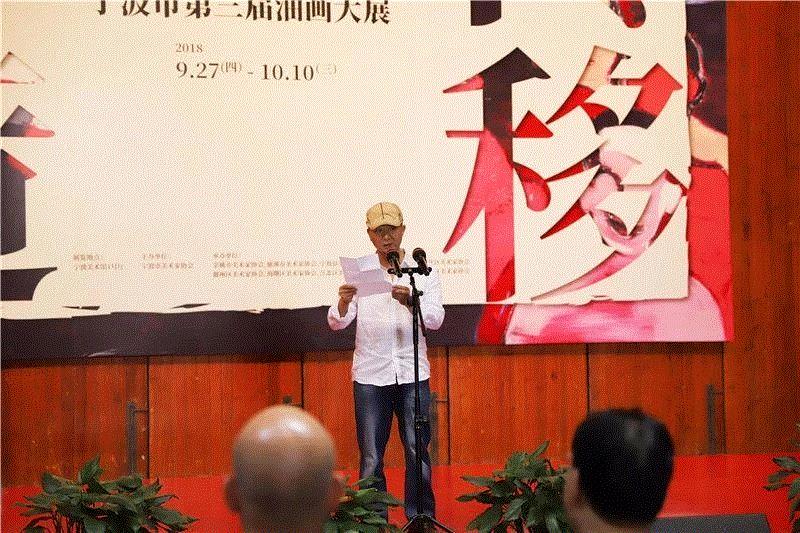 参展艺术家代表龚建军致辞,宁波油画界再奏“集结号”，100余件作品持续展出到国庆后,油画,宁波,集结号,市文联,副主席,开幕式,宁波美术馆,本土,宁波市人大常委会,副主任