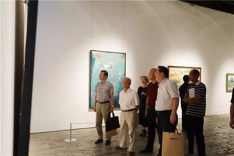 展览现场,宁波油画界再奏“集结号”，100余件作品持续展出到国庆后,油画,宁波,集结号,市文联,副主席,开幕式,宁波美术馆,本土,宁波市人大常委会,副主任