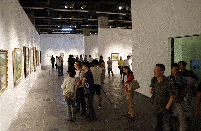 展览现场,宁波油画界再奏“集结号”，100余件作品持续展出到国庆后,油画,宁波,集结号,市文联,副主席,开幕式,宁波美术馆,本土,宁波市人大常委会,副主任