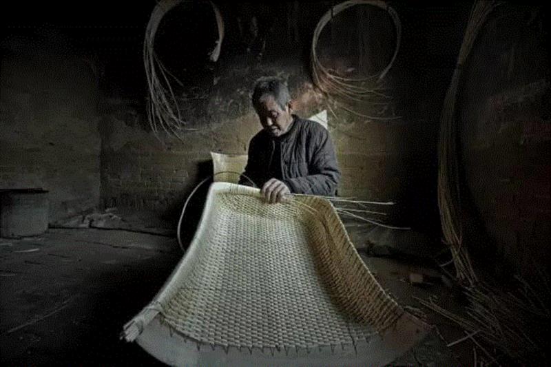 文艺 ▎曾经屋前屋后，如今渐行渐远的乡村手艺人,乡村,屋后,手艺人,蓑衣,香粉,柳编,刷子,艺人,工艺,瓦盆