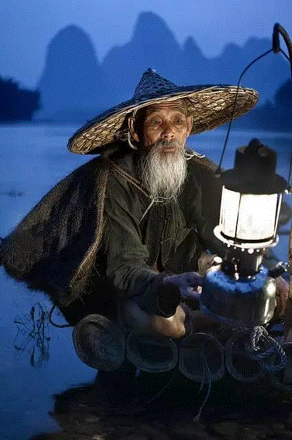 ““青箬笠，绿蓑衣，斜风细雨不须归。”许多人在孩提的时候，都曾见到过穿蓑衣、戴蓑笠的农夫在田间辛勤劳