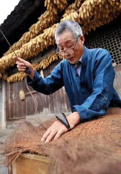 文艺 ▎曾经屋前屋后，如今渐行渐远的乡村手艺人,乡村,屋后,手艺人,蓑衣,香粉,柳编,刷子,艺人,工艺,瓦盆