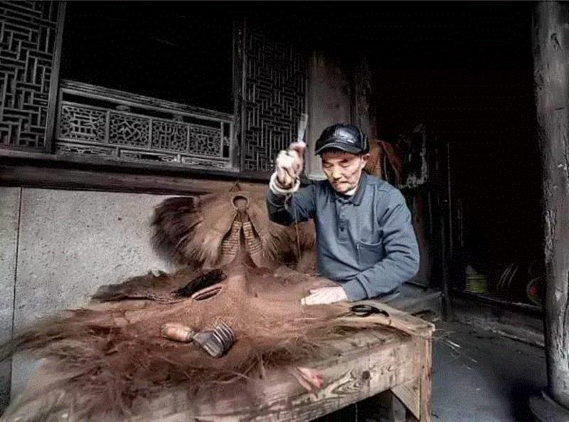 文艺 ▎曾经屋前屋后，如今渐行渐远的乡村手艺人,乡村,屋后,手艺人,蓑衣,香粉,柳编,刷子,艺人,工艺,瓦盆