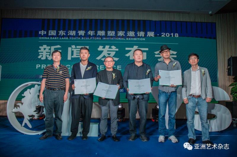 左起：东湖生态旅游风景区工委副书记 陈建新、MAD建筑事务所创始人、著名建筑设计师&nbs