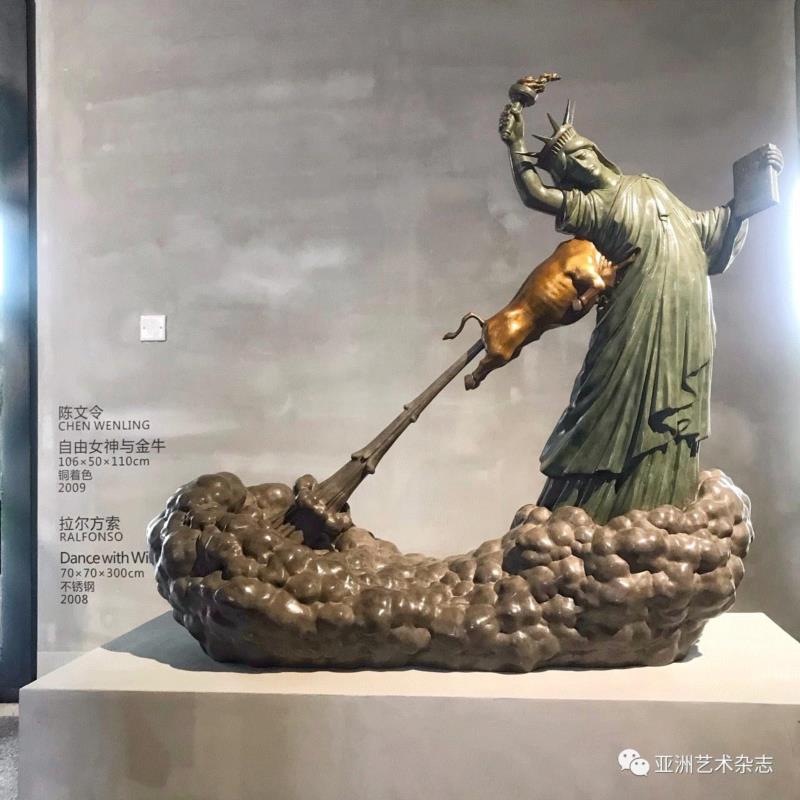 陈文令《自由女神与金牛》106cm×50cm×110cm 铜着色 2009年　,溯源本根文化，回望生态家园——中国东湖青年雕塑家邀请展?2018现已启幕,东湖,青年,生态,雕塑家,邀请展,雕塑,教授,雕塑展,马岩松,傅中望