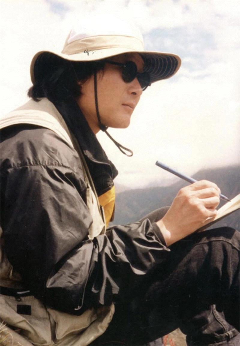 Xu Bing sketching in the Himalayan Mountains,&nbsp