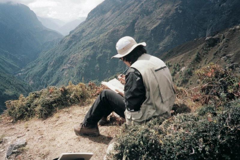 Xu Bing sketching in the Mountains of Nepal,&nbsp;,解读《文字写生》系列｜墨斋画廊徐冰个展将于本周日闭幕,墨斋画廊,徐冰,文字写生,书法,水墨,尼泊尔,Bing,皴法,墨斋,绘画