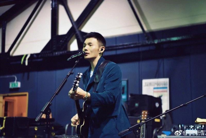 李荣浩新歌发布，带你重回两小无猜的年代,李荣浩,新歌,张家明,婉君,音乐,歌曲,旋律,歌谣,味道,吉他