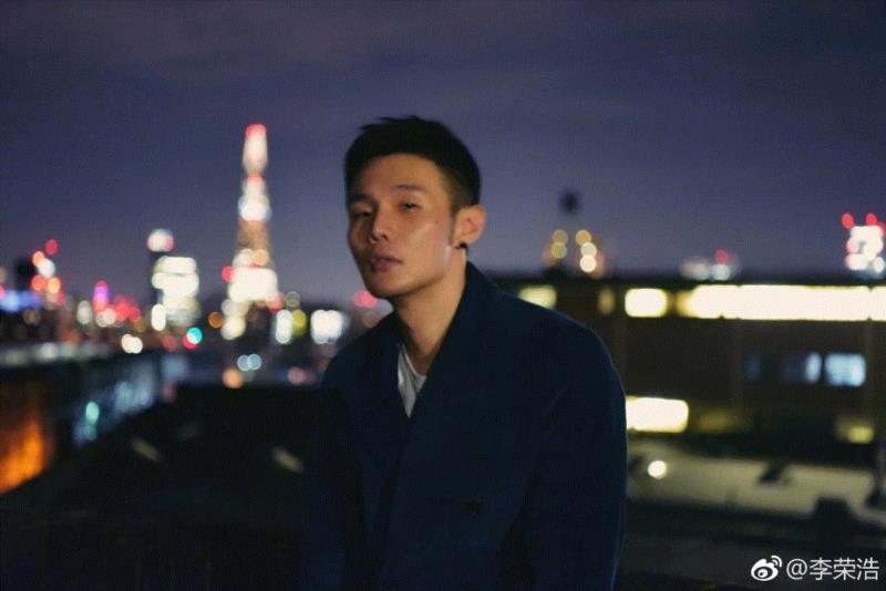 李荣浩的歌曲看似寡味平淡，没有那么多声嘶力竭的呐喊；但却充满生活的积累与沉淀，精致而有味道。,李荣浩新歌发布，带你重回两小无猜的年代,李荣浩,新歌,张家明,婉君,音乐,歌曲,旋律,歌谣,味道,吉他