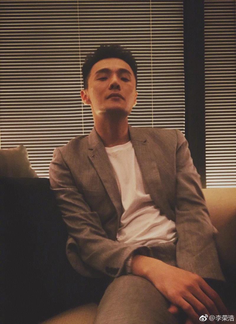 李荣浩新歌发布，带你重回两小无猜的年代,李荣浩,新歌,张家明,婉君,音乐,歌曲,旋律,歌谣,味道,吉他