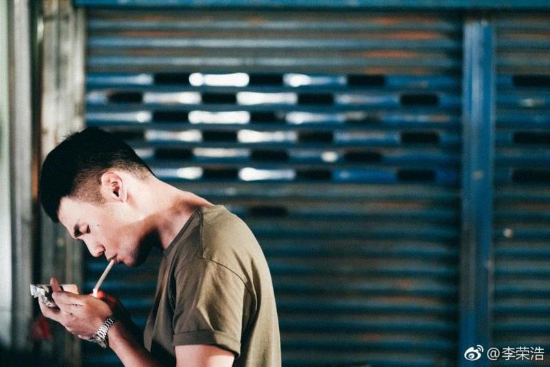 李荣浩新歌发布，带你重回两小无猜的年代,李荣浩,新歌,张家明,婉君,音乐,歌曲,旋律,歌谣,味道,吉他