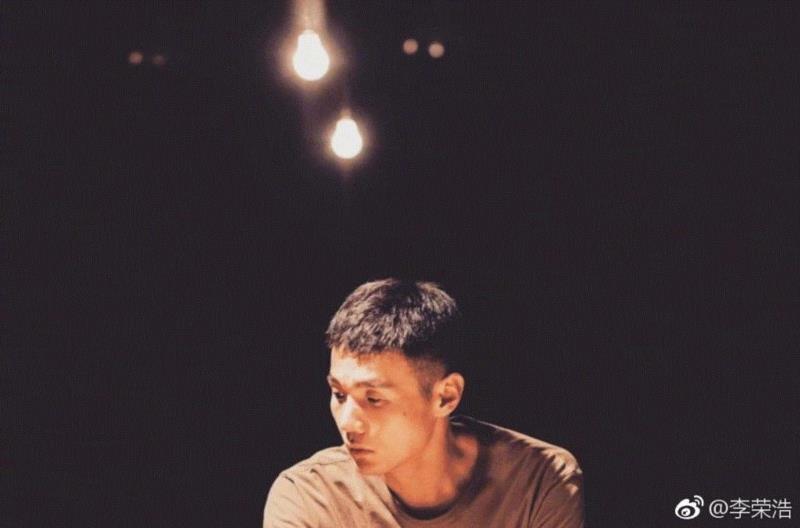 李荣浩新歌发布，带你重回两小无猜的年代,李荣浩,新歌,张家明,婉君,音乐,歌曲,旋律,歌谣,味道,吉他