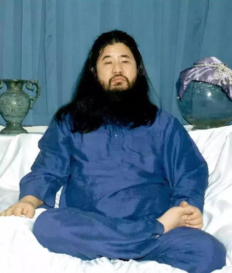 麻原彰晃，图为1990年摄,本季最佳日剧！最恐怖的日本，两集让你毛骨悚然,日本,日剧,本季,麻原彰晃,信徒,麻原,EERIE,毒气,奥姆,奥姆真理教