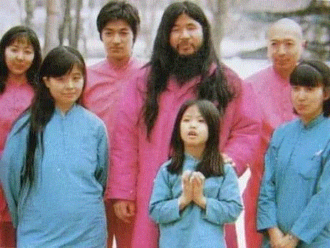 麻原彰晃与妻子(左一)和信徒们,本季最佳日剧！最恐怖的日本，两集让你毛骨悚然,日本,日剧,本季,麻原彰晃,信徒,麻原,EERIE,毒气,奥姆,奥姆真理教