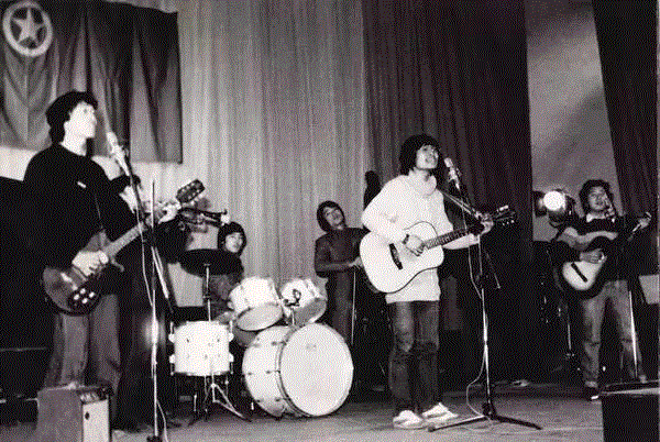 杨和他的朋友在南艺表演1983－4,漂洋过海中国人 | 杨迎生——不改初心，伦敦街头青年画家的蜕变,杨迎,伦敦,青年,初心,杨迎生,英国,油画,华人,滨滨,当年