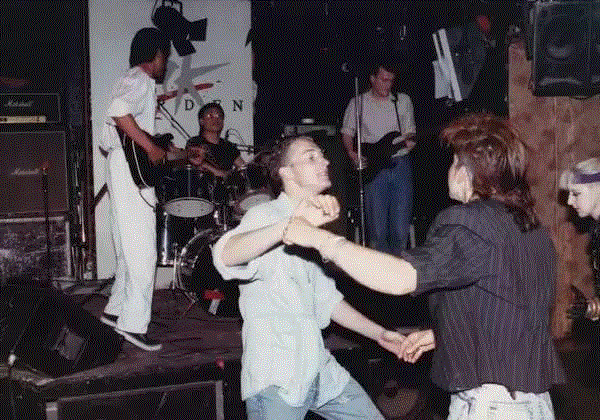 杨的乐队在伦敦的“摇滚园”演出1988,漂洋过海中国人 | 杨迎生——不改初心，伦敦街头青年画家的蜕变,杨迎,伦敦,青年,初心,杨迎生,英国,油画,华人,滨滨,当年