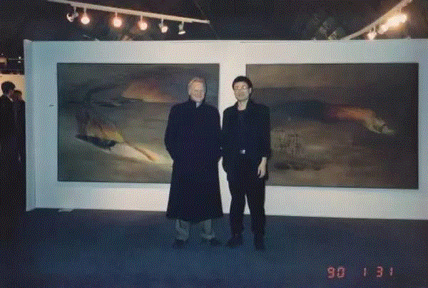 1990年杨被“英国新秀艺术家奖”提名，与导师保罗－赫斯李合影 1990,漂洋过海中国人 | 杨迎生——不改初心，伦敦街头青年画家的蜕变,杨迎,伦敦,青年,初心,杨迎生,英国,油画,华人,滨滨,当年
