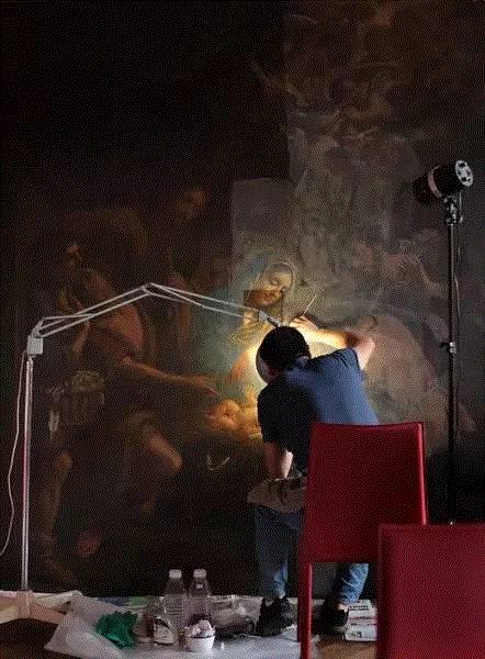杨在清洗16世纪意大利画家基纳瑞的油画《拜见圣子》,漂洋过海中国人 | 杨迎生——不改初心，伦敦街头青年画家的蜕变,杨迎,伦敦,青年,初心,杨迎生,英国,油画,华人,滨滨,当年