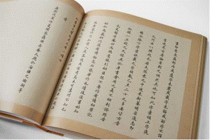《清宫海错图》内页,书单 | 清宫剧里没有告诉你的「大猪蹄子」日常，这些书里有,清宫,书单,猪蹄子,书里,故宫,乾隆,皇帝,隐秘,人物,内页
