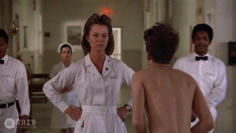 《飞越疯人院》中把精神病医院刻画地像地狱一般——雷切特(Ratchet)护士正是反派中的代表人物。图