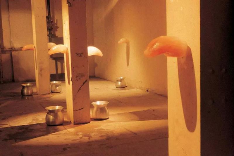 ▲沈远，《白费口舌》，1994，冰、刀，尺寸可变，图片来源于杨诘苍。,PSA讲座 ∣ 郭晓彦：拯救还是失去——谈谈沈远的创作 9/16（周日）,沈远,郭晓彦,PSA,妮基,上海当代艺术博物馆,法勒,策展人,圣法勒,北京民生现代美术馆,地点