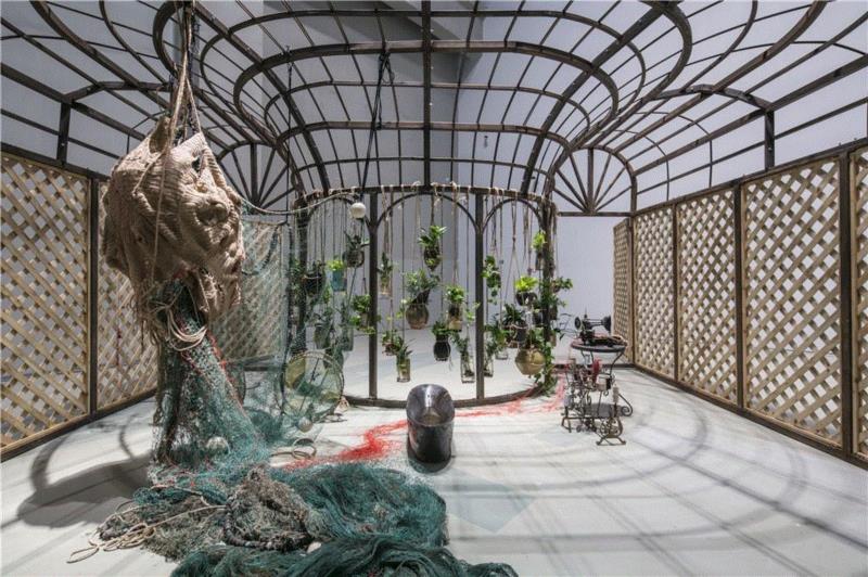 ▲沈远，《阴性花园》（局部），2018，钢筋结构、铸铁喷泉、渔网、编织物，600 x 500 x 3