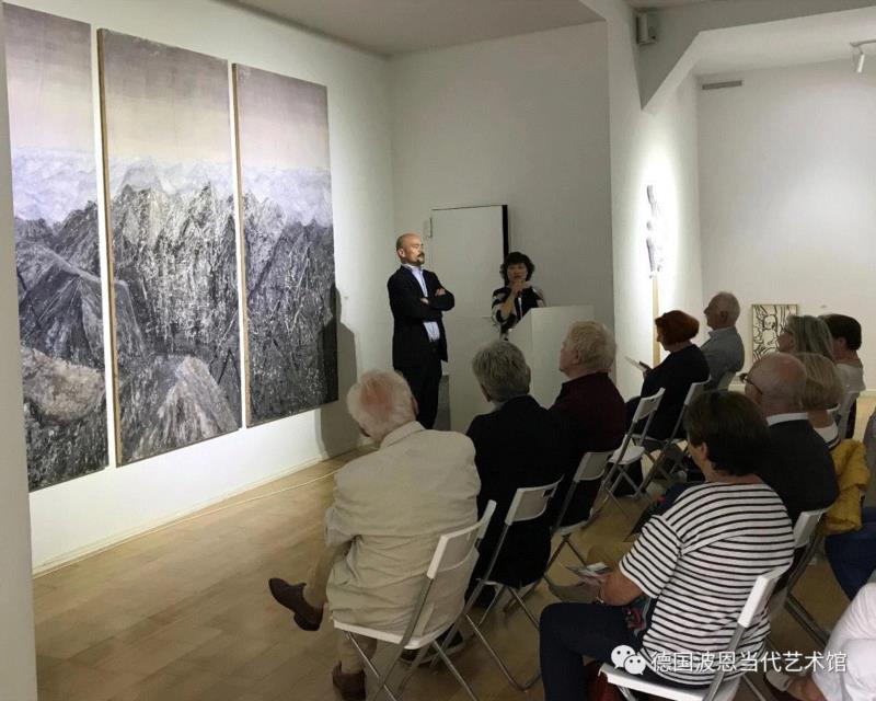 德国波恩当代艺术馆艺术总监任戎与驻德中国大使馆朱妙珍参赞为此次展览致辞,共振-中国青年旅德艺术家在德国波恩当代艺术馆展出,中国青年旅德艺术家,波恩,艺术馆,任戎,青年,装置,迪特,教授,张强,荣特