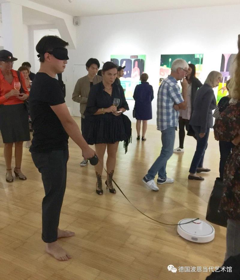 艺术家李存展览现场行为艺术表演,共振-中国青年旅德艺术家在德国波恩当代艺术馆展出,中国青年旅德艺术家,波恩,艺术馆,任戎,青年,装置,迪特,教授,张强,荣特