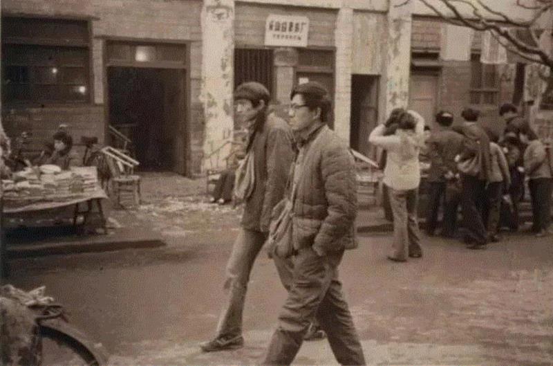 1984年,艾轩在乐山和何多苓在街头行进,孝治平拍摄,艾轩:西藏是我灵魂的寄存地,艾轩,西藏,油画,女孩,耳朵,素描,铅笔,颜色,人物,四川