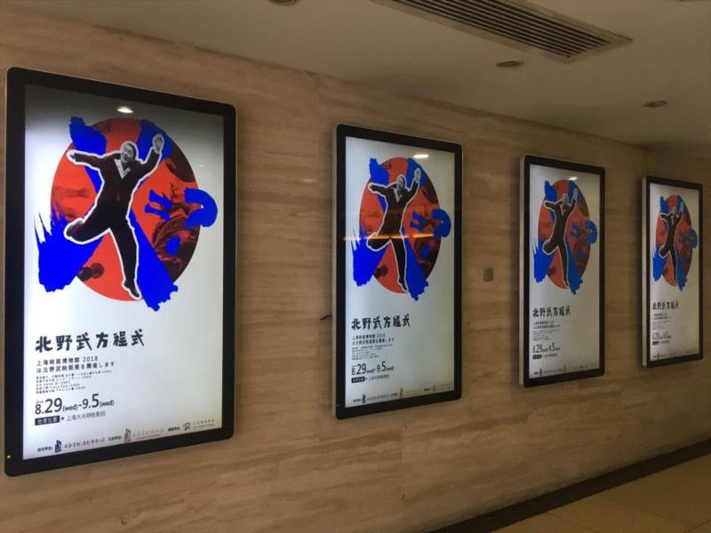 大光明影院门口海报和影院内悬挂的海报,SFM·影展 | “X=?——北野武方程式”今晚落幕，花火生命短暂，但璀璨留于心尖,影展,北野武,花火,方程式,SFM,心尖,上海电影博物馆,票根,电影,前台