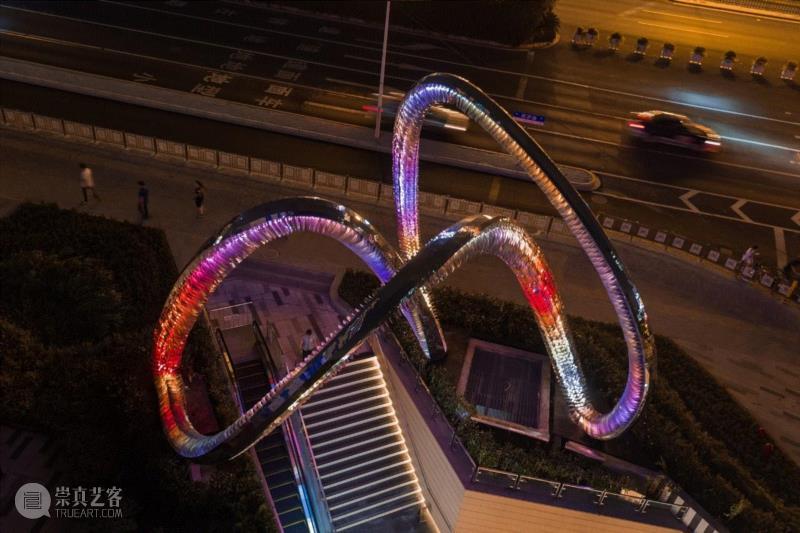 深夜作业、耗时两个多月完成，此为装置接近竣工时的纪录,城市里的无尽莫比乌斯环,莫比乌斯环,雕塑,灯光,装置,张周捷,下方,企业,实验室,计算机,创智天地