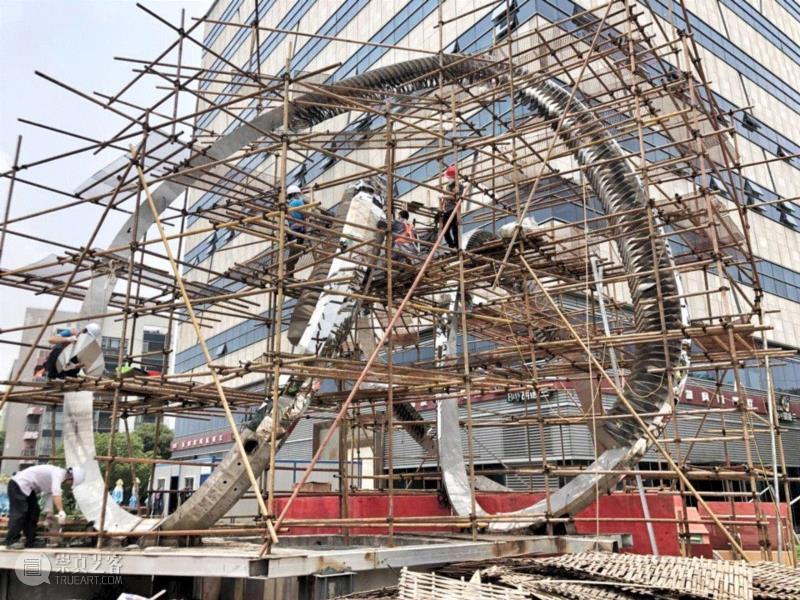 深夜作业、耗时两个多月完成，此为装置接近竣工时的纪录,城市里的无尽莫比乌斯环,莫比乌斯环,雕塑,灯光,装置,张周捷,下方,企业,实验室,计算机,创智天地